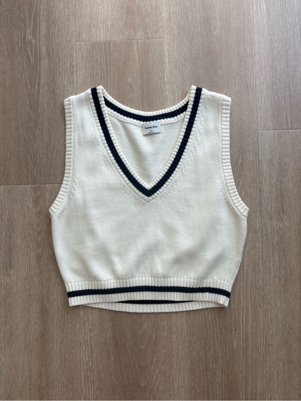 Sunday Best Aritzia Ivory V-Neck Sweater Vest with Navy Trim - Size M